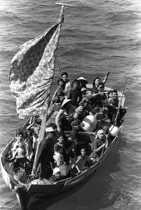 800px-35_Vietnamese_boat_people_2