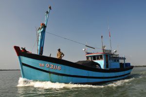 A_fishing_boat_on_the_Thu_Bon_River,_Vietnam